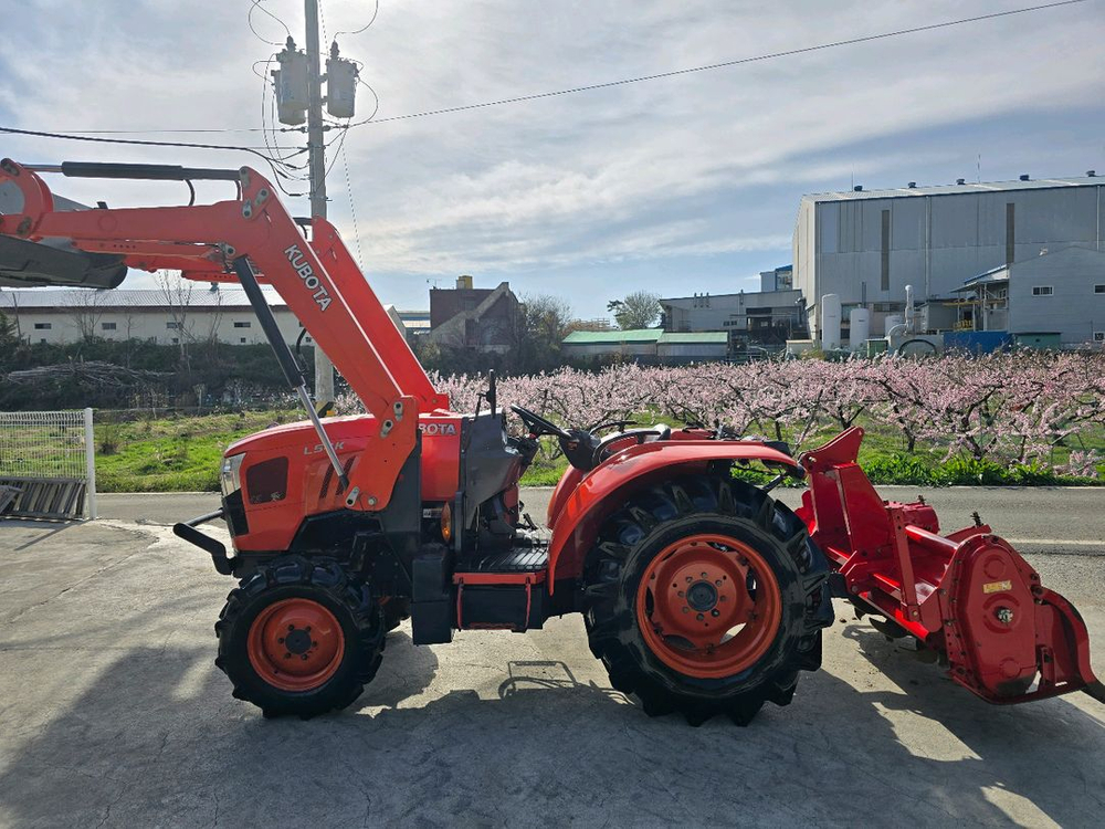 구보다 56마력 풀옵션 트랙터 이미지