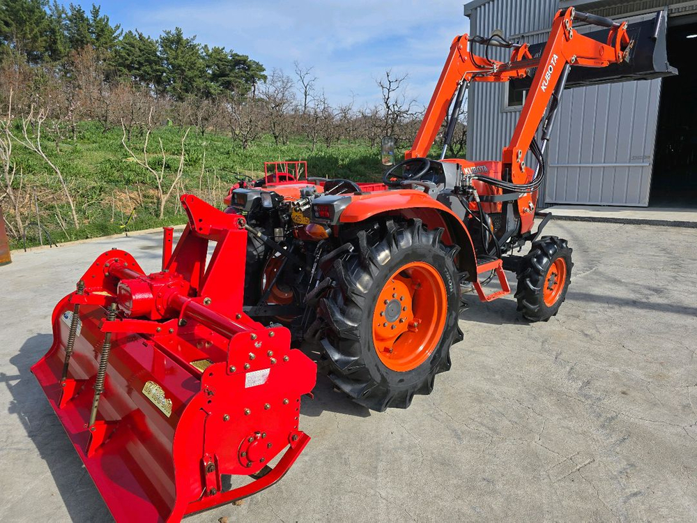 구보다 56마력 풀옵션 트랙터 이미지