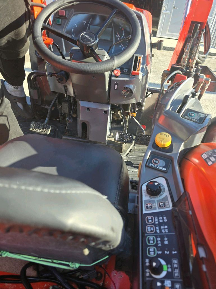 구보다 56마력 풀옵션 트랙터 이미지