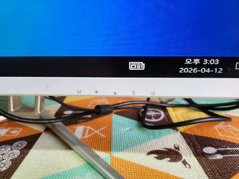 비트엠 24인치 커브드 모니터(상단 벌어짐) 이미지