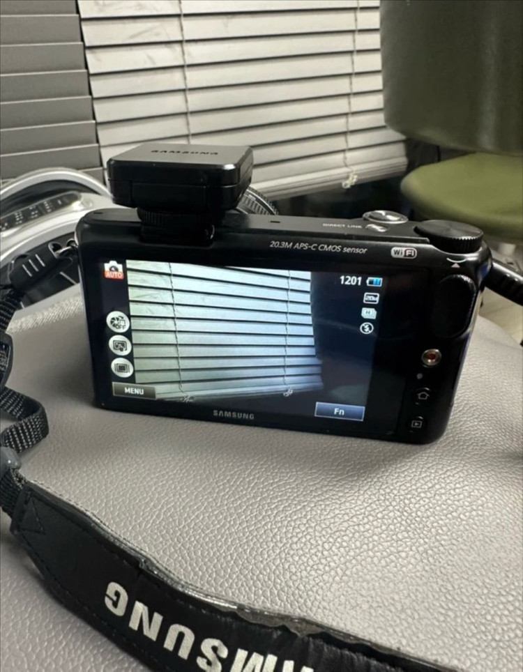 삼성 NX2000 미러리스 20-50mm 스마트카메라 a급 팔아요 이미지
