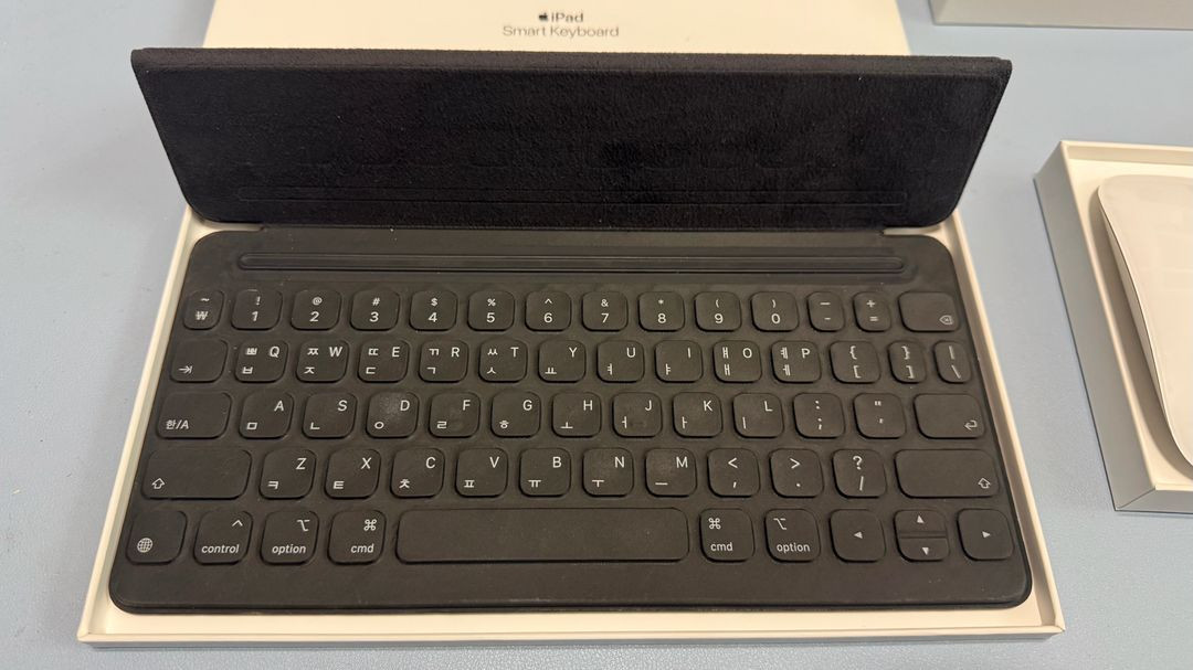 아이패드 스마트 키포드 폴리오 ,매직 마우스2세대애플 정품입니다상태 좋음모든 기능 정상박스포함매직마우스 2세대상태 이미지