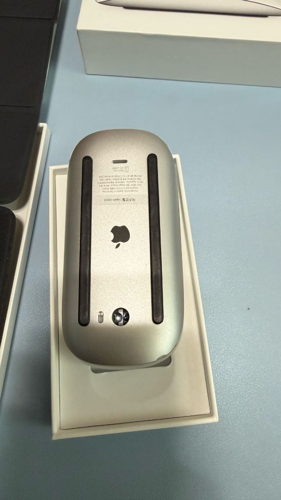 아이패드 스마트 키포드 폴리오 ,매직 마우스2세대애플 정품입니다상태 좋음모든 기능 정상박스포함매직마우스 2세대상태 이미지