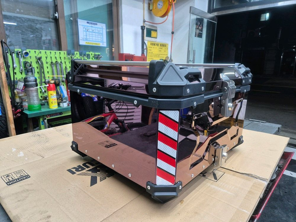 핑크레드 알루미늄탑박스 85리터 중고판매합니다 이미지