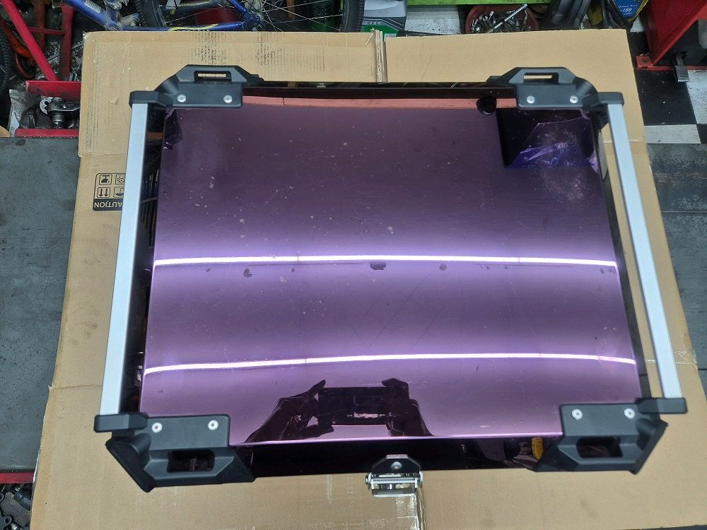 핑크레드 알루미늄탑박스 85리터 중고판매합니다 이미지