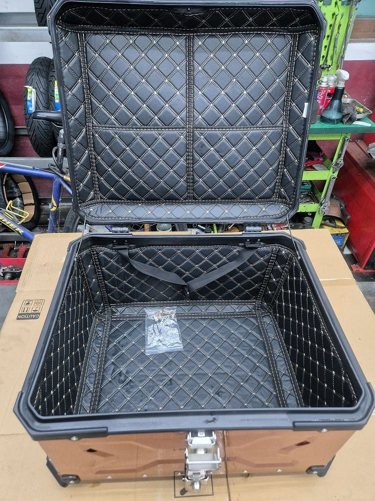 핑크레드 알루미늄탑박스 85리터 중고판매합니다 이미지