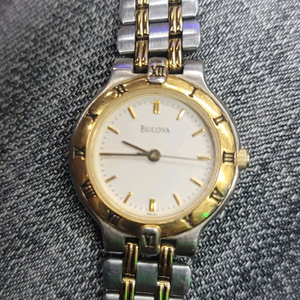 [정품] Bulova 투톤 빈티지 여성용 시계 - 배터리 교체 완료, 희귀 시계약은 시계전문점에서 누액걱정없는 고급 이미지