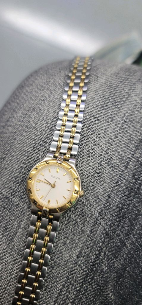 [정품] Bulova 투톤 빈티지 여성용 시계 - 배터리 교체 완료, 희귀 시계약은 시계전문점에서 누액걱정없는 고급 이미지