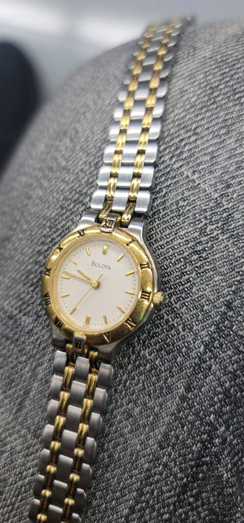 [정품] Bulova 투톤 빈티지 여성용 시계 - 배터리 교체 완료, 희귀 시계약은 시계전문점에서 누액걱정없는 고급 이미지