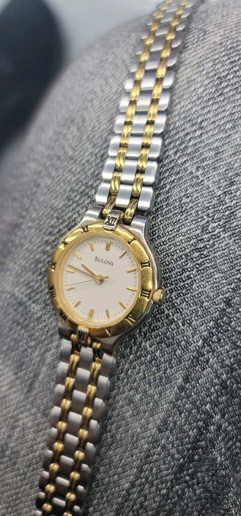 [정품] Bulova 투톤 빈티지 여성용 시계 - 배터리 교체 완료, 희귀 시계약은 시계전문점에서 누액걱정없는 고급 이미지