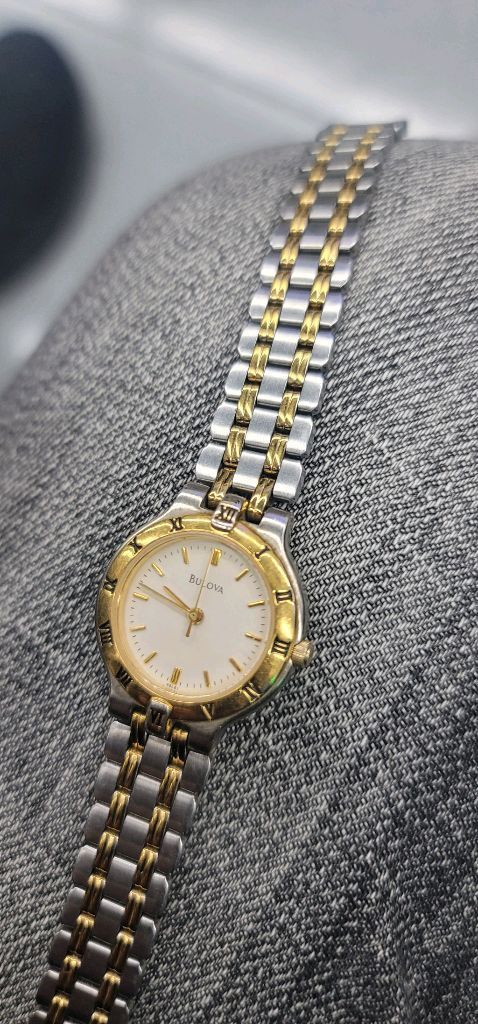 [정품] Bulova 투톤 빈티지 여성용 시계 - 배터리 교체 완료, 희귀 시계약은 시계전문점에서 누액걱정없는 고급 이미지