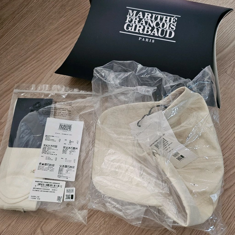 마리떼프랑소와 모자,양말 이미지