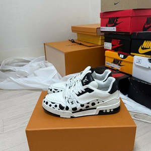 루이비통 265사이즈 한정판 스니커즈 이미지