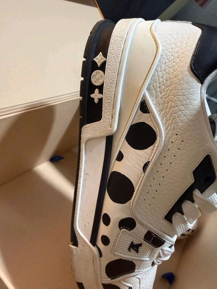 루이비통 265사이즈 한정판 스니커즈 이미지