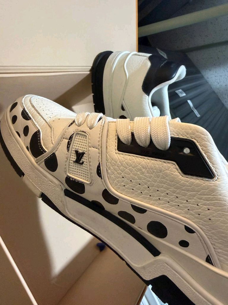 루이비통 265사이즈 한정판 스니커즈 이미지