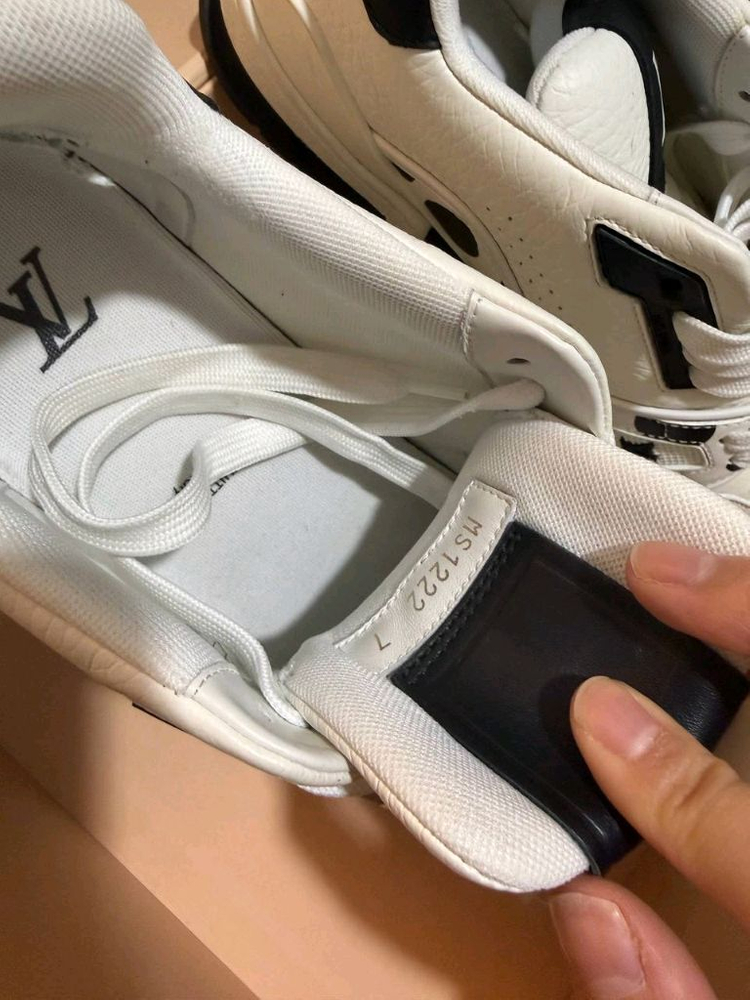 루이비통 265사이즈 한정판 스니커즈 이미지