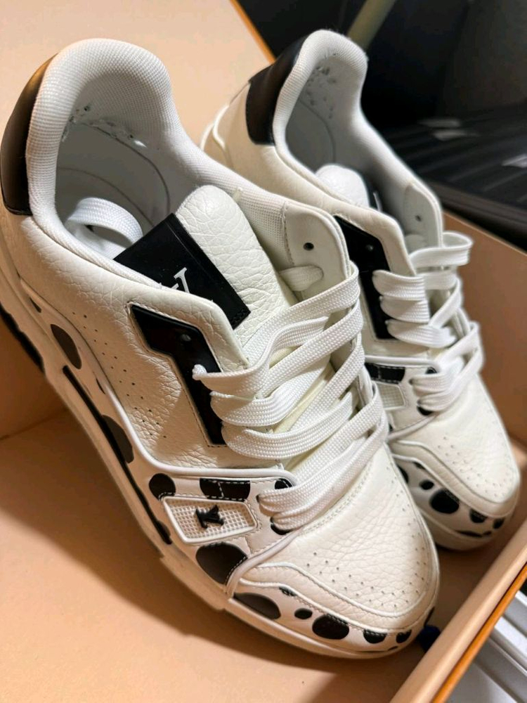 루이비통 265사이즈 한정판 스니커즈 이미지