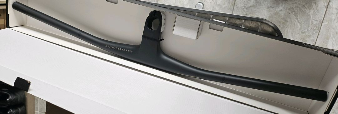 본트래거RSL MTB 풀카본 일체형 핸들바 750-90mm 새거 판매합니다. 이미지