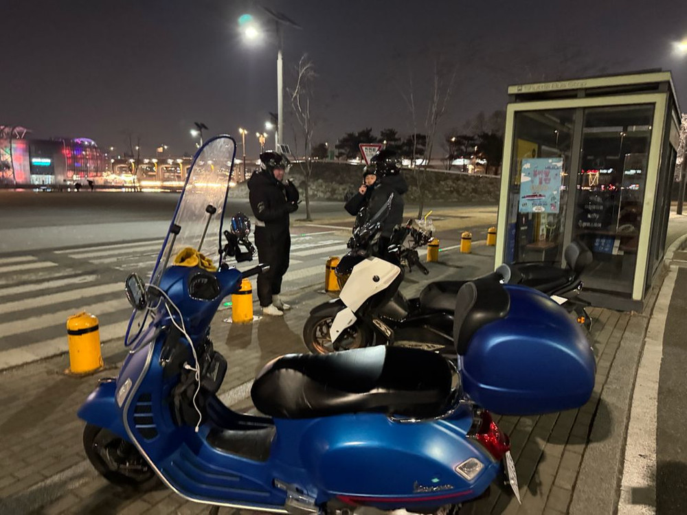 베스파 gts300 슈퍼테크 스포츠 맷블루 판매합니다. 이미지