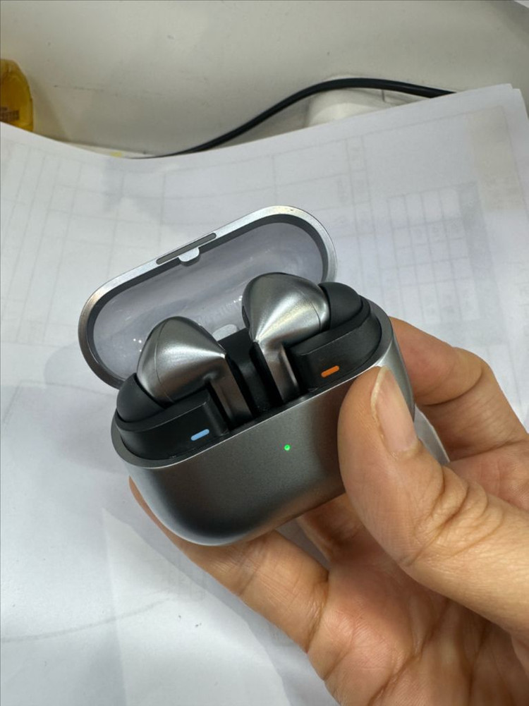 갤럭시 워치6 40mm (그라파이트, SM-R930),갤럭시 버즈3 프로 (실버, SM-R630) 이미지