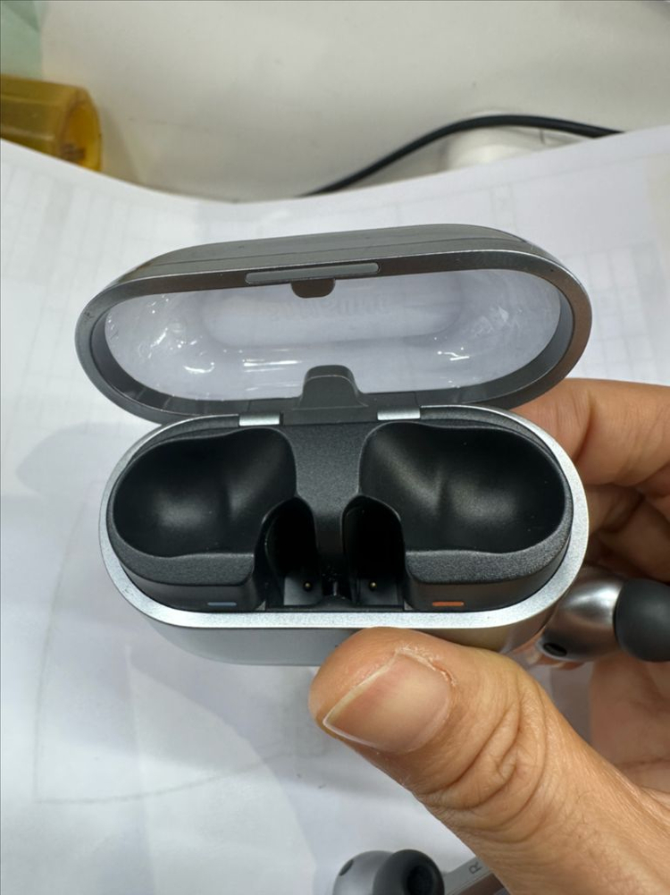 갤럭시 워치6 40mm (그라파이트, SM-R930),갤럭시 버즈3 프로 (실버, SM-R630) 이미지