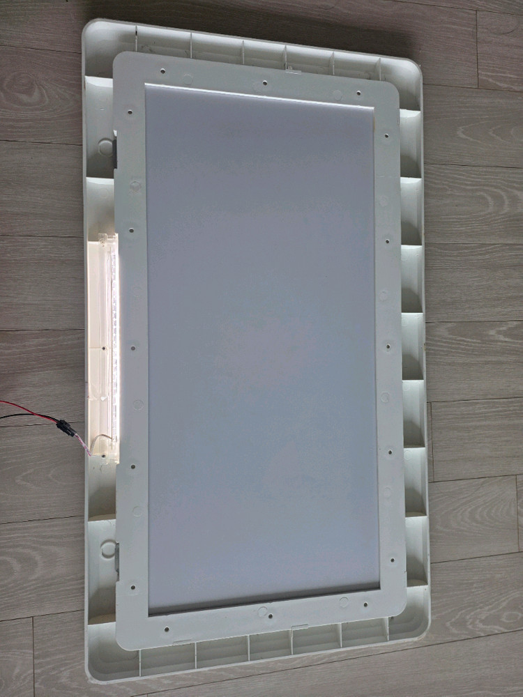 캠핑카 외부 보조 테이블 이미지