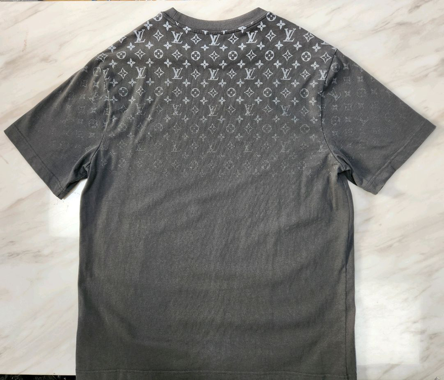 [전체글 필독 파격가] 루이비통 그라데이션 반팔 티셔츠 L 사이즈 (샤넬 구찌 프라다 펜디 에르메스 디올) 이미지