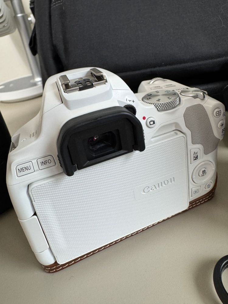 캐논 200d2 화이트 18-55번들킷 + 시그마 아트 18-35mm f1.8 + EF 50mm f1.8 이미지