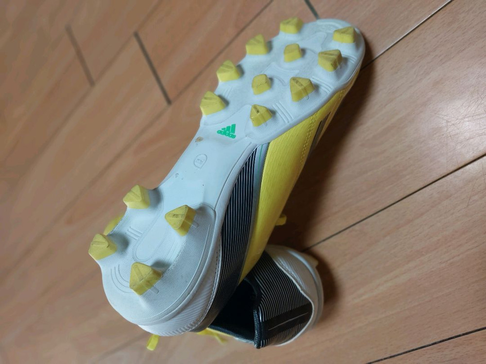 아디다스 축구화 이미지