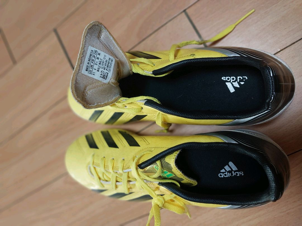 아디다스 축구화 이미지