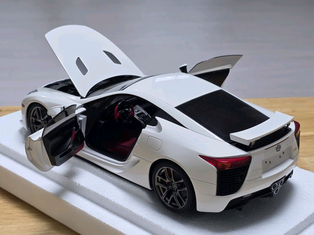 1:18 오토아트 렉서스 LFA 이미지