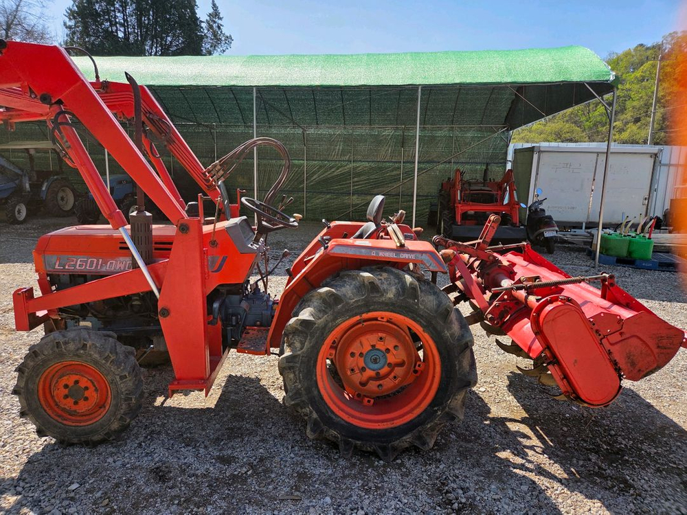 대동 트렉터 26마력소개합니다대동트랙터 L2601DT 모델입니다 이미지