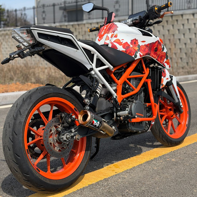 초특가)KTM 듀크390 17년2만 깔끔한튜닝 차량 저렴하게 판매합니다 이미지