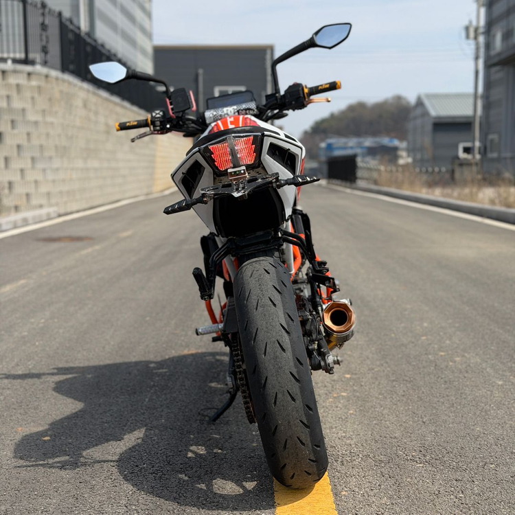 초특가)KTM 듀크390 17년2만 깔끔한튜닝 차량 저렴하게 판매합니다 이미지