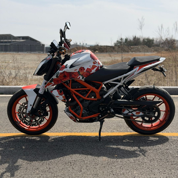 초특가)KTM 듀크390 17년2만 깔끔한튜닝 차량 저렴하게 판매합니다 이미지