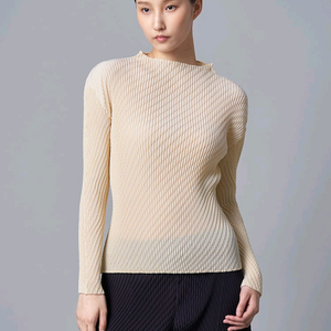 이세이미야케 오비큘러 탑 문화이트 이미지