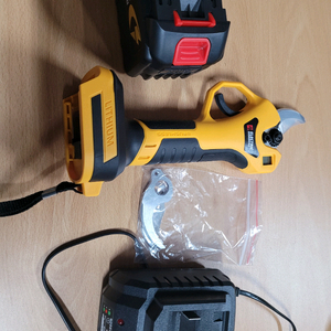 전동 전지가위 새재품 대용량 배터리 포함 이미지