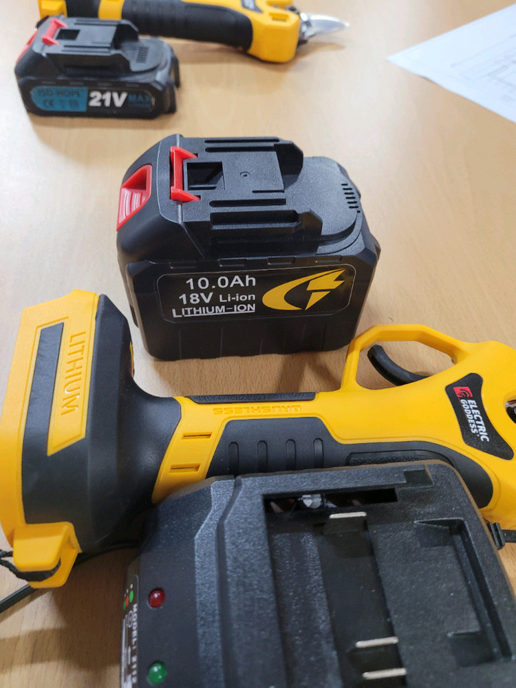 전동 전지가위 새재품 대용량 배터리 포함 이미지