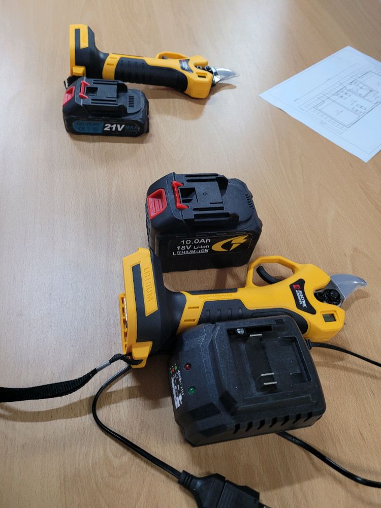 전동 전지가위 새재품 대용량 배터리 포함 이미지