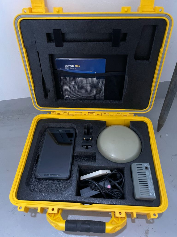 트림블 TRIMBLE R8s GPS 측량기 이미지