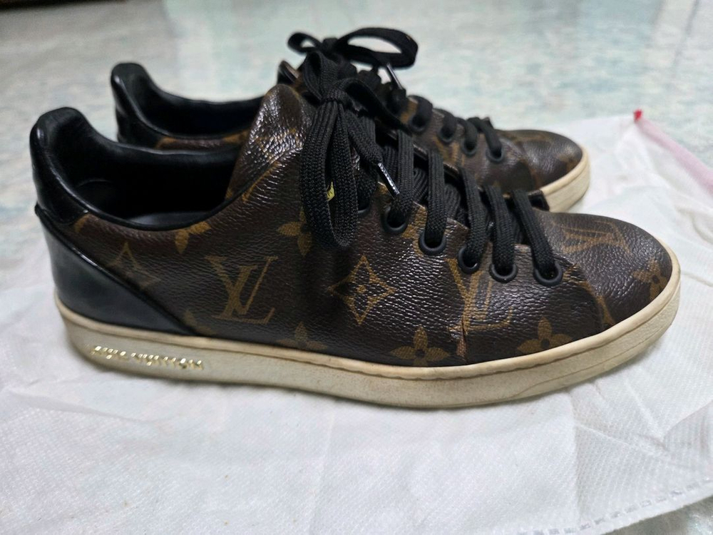 루이비통 모노그램 스니커즈 이미지