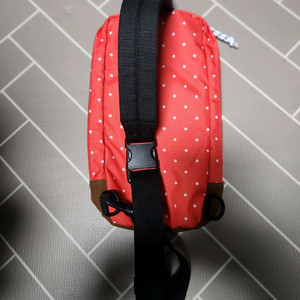 콜맨 C바디 슬링백 핑크도트색 이미지