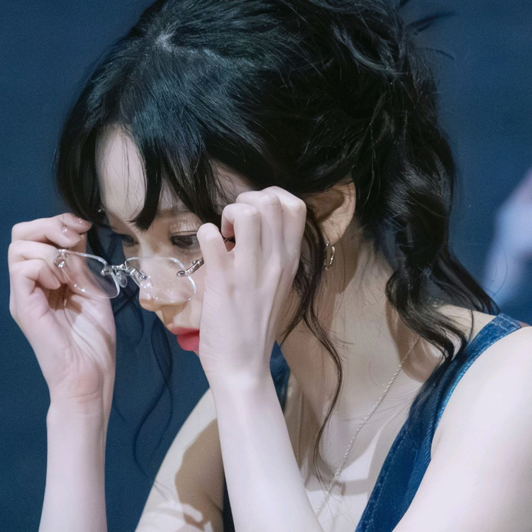 에스파 카리나 무테 안경 대만 팬미팅 연예인 선글라스 미우미우 프라다 크롬하츠 이미지