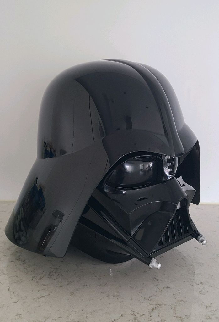 해즈브로(Hasbro)의 스타워즈 블랙 시리즈 다스 베이더 프리미엄 전자 헬멧 이미지