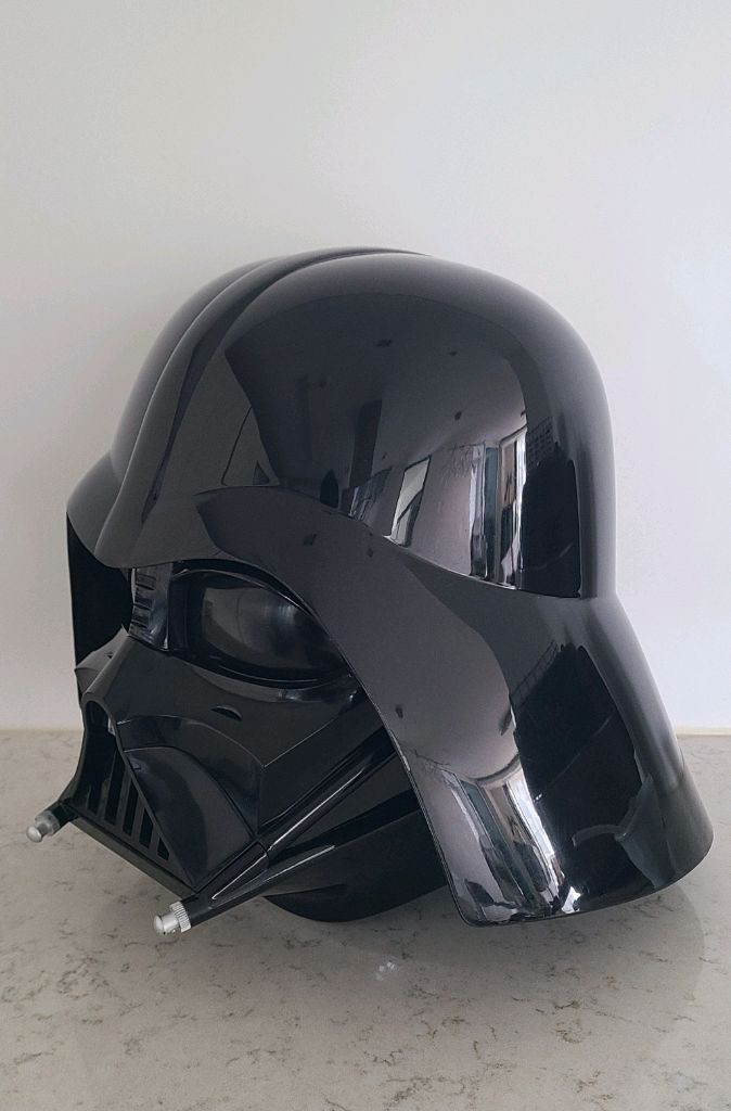 해즈브로(Hasbro)의 스타워즈 블랙 시리즈 다스 베이더 프리미엄 전자 헬멧 이미지