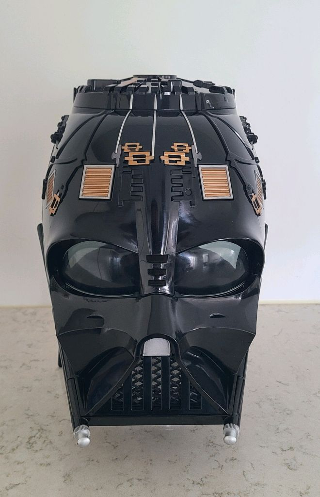 해즈브로(Hasbro)의 스타워즈 블랙 시리즈 다스 베이더 프리미엄 전자 헬멧 이미지