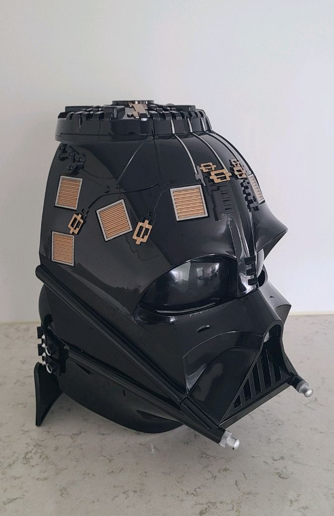 해즈브로(Hasbro)의 스타워즈 블랙 시리즈 다스 베이더 프리미엄 전자 헬멧 이미지