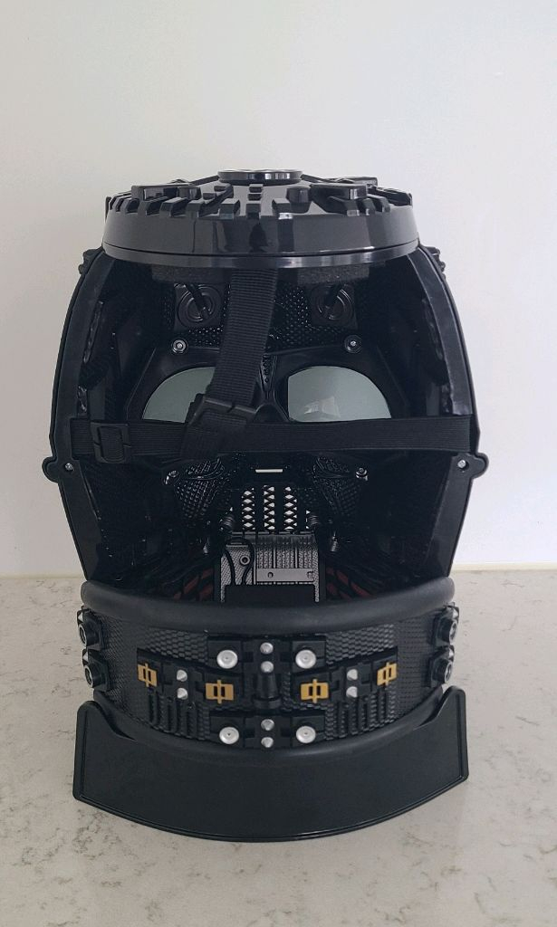 해즈브로(Hasbro)의 스타워즈 블랙 시리즈 다스 베이더 프리미엄 전자 헬멧 이미지