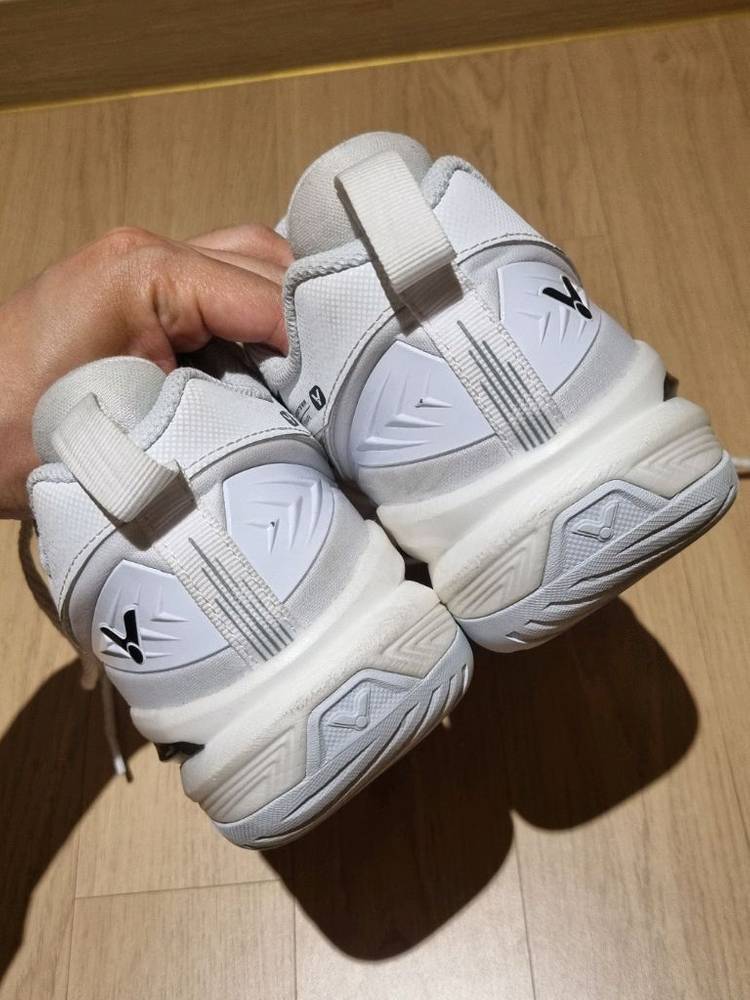 빅터 c90 배드민턴화 이미지