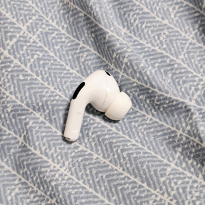 에어팟프로2 라이트닝 8핀 오른쪽 이미지